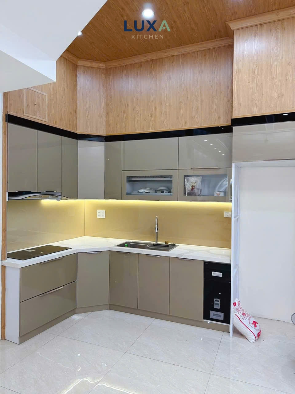 tủ bếp inox cánh kính chữ L