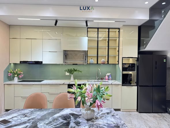 Tủ bếp inox cánh kính chữ I